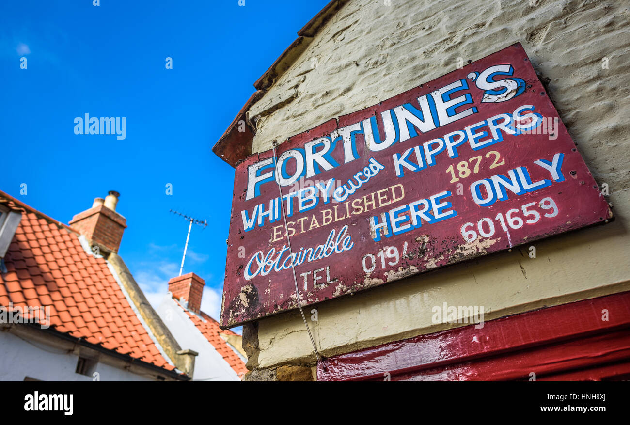 WHITBY, Inghilterra - 17 agosto: "Fortune Whitby indurito con salmone' shop. A Whitby, North Yorkshire, Inghilterra. Il 17 agosto 2016. Foto Stock