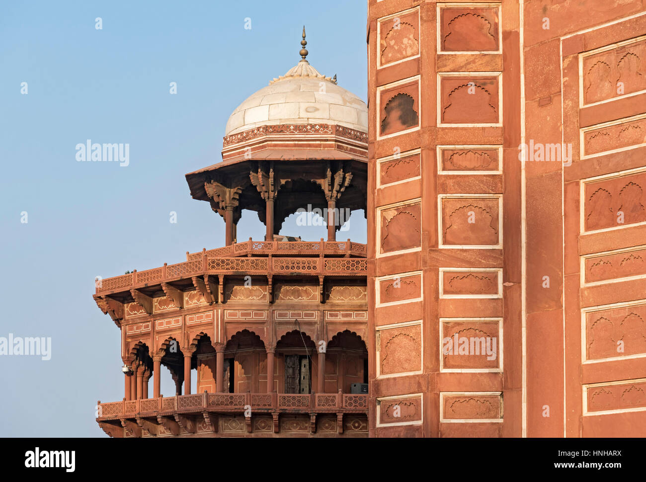 Chhatri Pavilion e Jawab Edificio, Taj Mahal, Agra, India Foto Stock