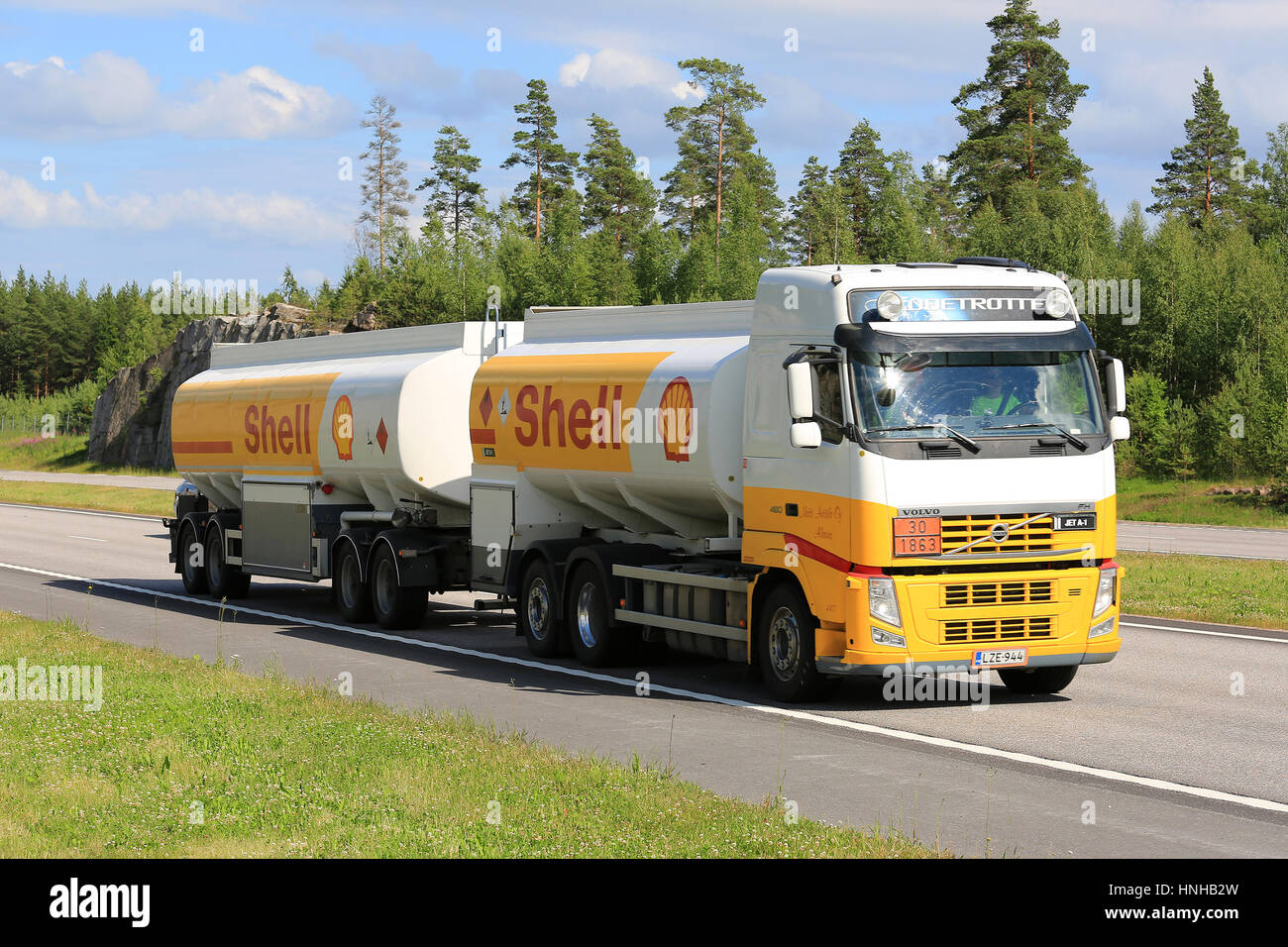 PAIMIO, Finlandia - luglio 1, 2016: Royal Dutch Shell plc, comunemente noto come Shell, carburante Volvo Truck FH cale jet fuel lungo la superstrada in una giornata di sole se somma Foto Stock