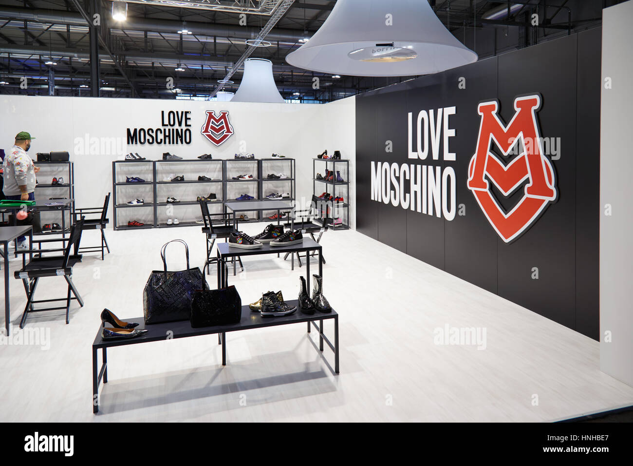 Milano - 12 settembre: io amo Moschino stand durante il Micam shoes trade show il 12 settembre 2017 a Milano, Italia. Foto Stock
