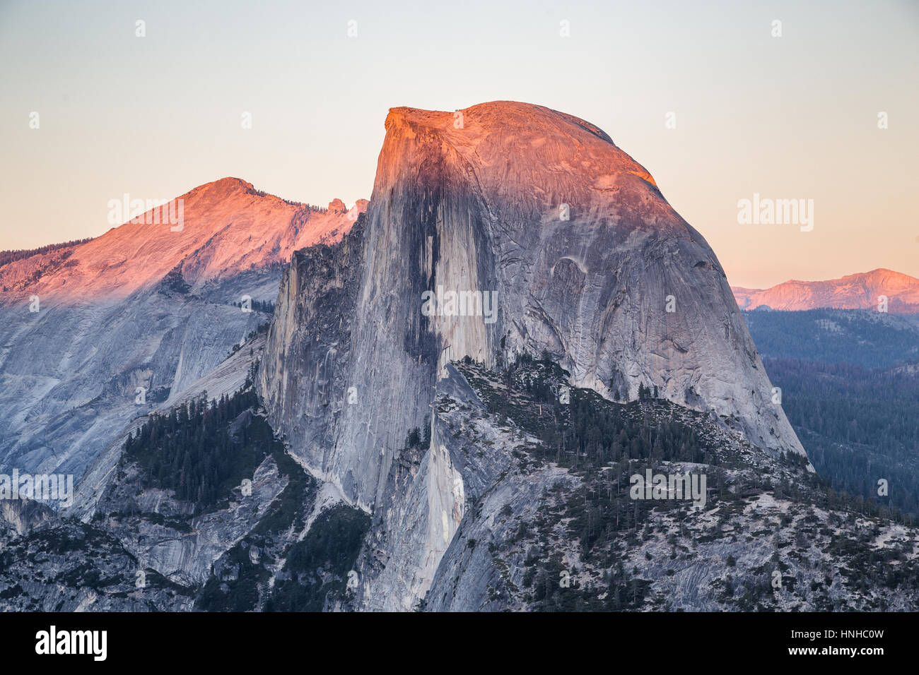 Visualizzazione classica del famoso mezza cupola illuminata a beautiful Golden luce della sera al tramonto in una giornata di sole con il cielo blu, il Parco Nazionale di Yosemite, STATI UNITI D'AMERICA Foto Stock