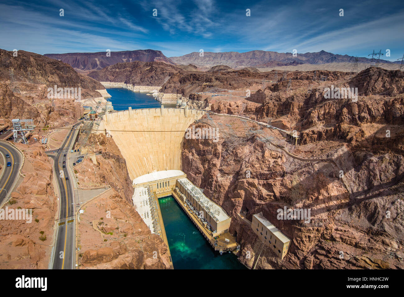 Antenna un ampio angolo di visione del famoso Hoover Dam, una grande attrazione turistica situata sul confine tra gli stati del Nevada e Arizona, Stati Uniti d'America Foto Stock