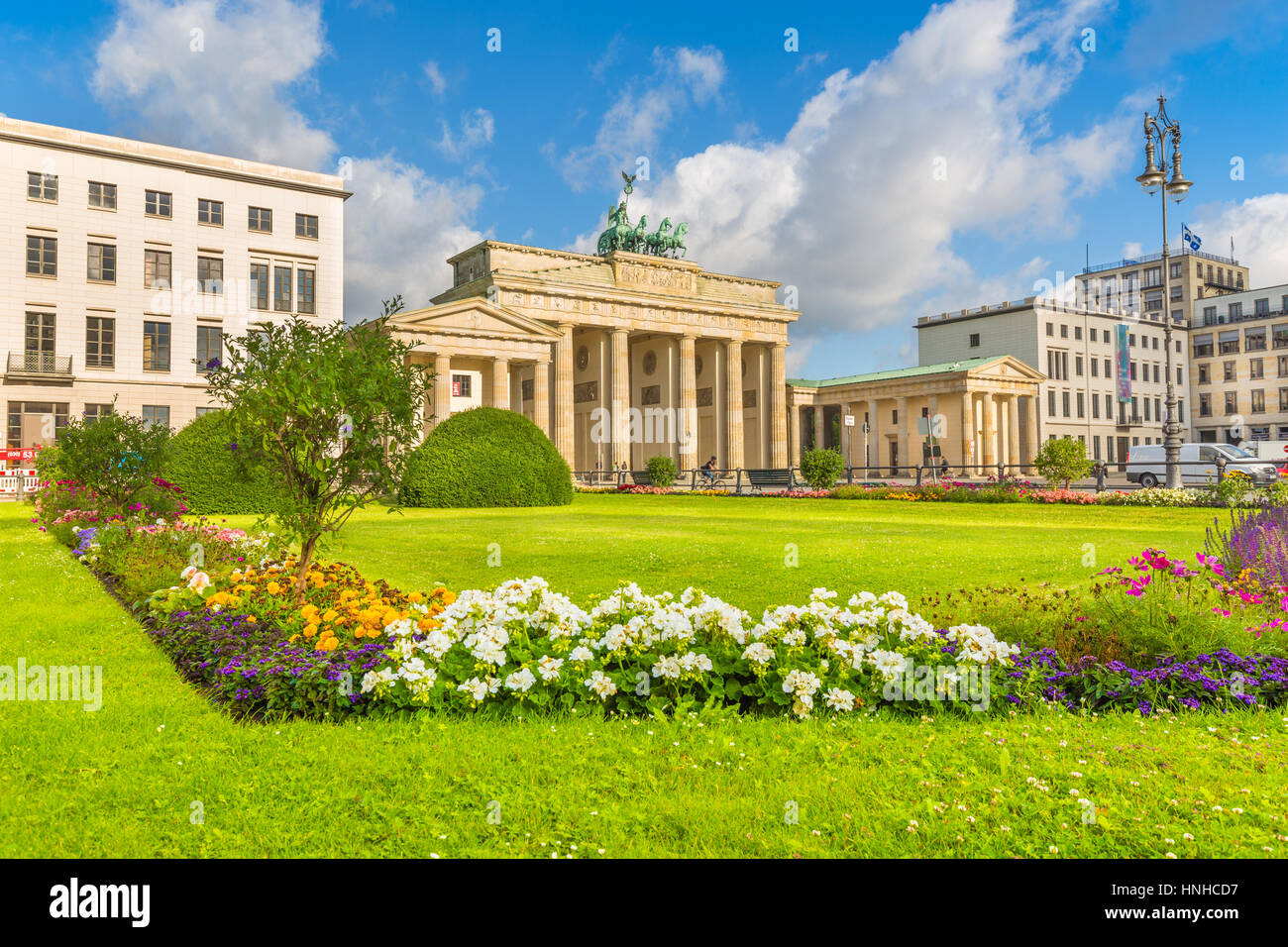 Visualizzazione classica della famosa Porta di Brandeburgo a Pariser Platz, un simbolo nazionale della Germania, in una bella giornata di sole con cielo blu in estate, Berlin Mitte Foto Stock
