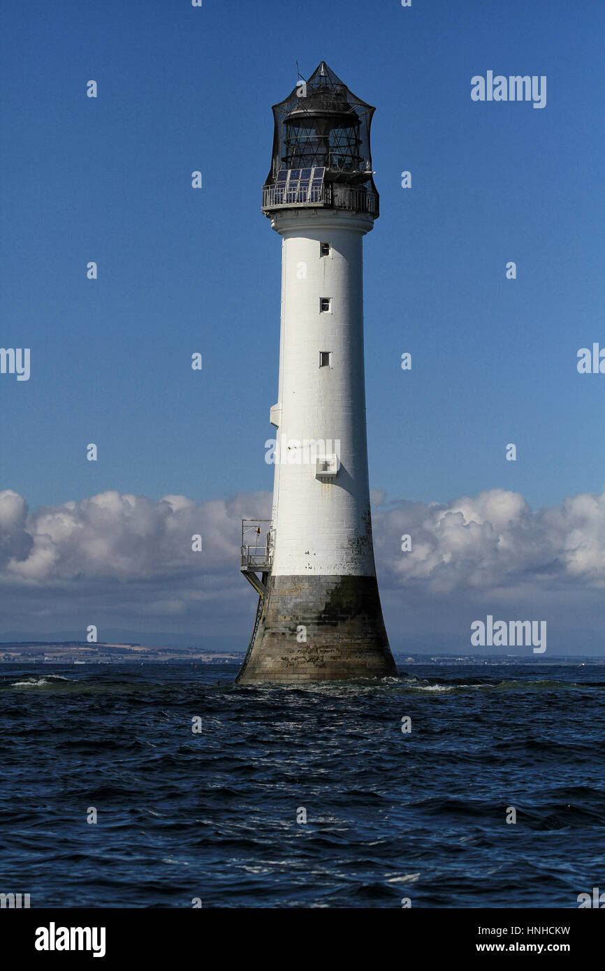 Bell Rock faro con reef appena visibile. Spegnere il Arbroath, Angus Costa, Scozia. Il più antico del mondo mare superstite-lava faro Foto Stock