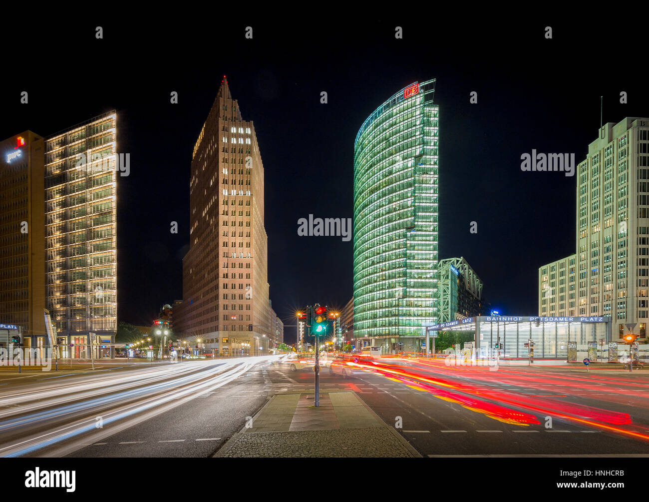 Una lunga esposizione vista della famosa Potsdamer Platz con grattacieli illuminati e sfocata moto sentieri di luce delle vetture in movimento durante la notte, Berlin Mitte Foto Stock