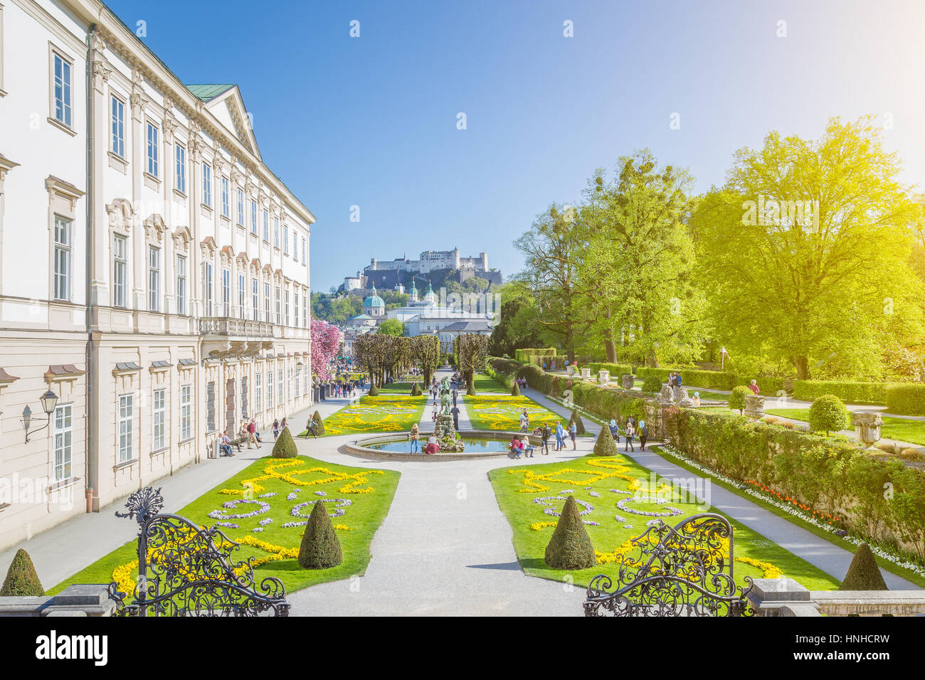 Visualizzazione classica dei Giardini Mirabell con la famosa fortezza di Hohensalzburg in background in una giornata di sole con cielo blu e nuvole in estate, Salisburgo Foto Stock