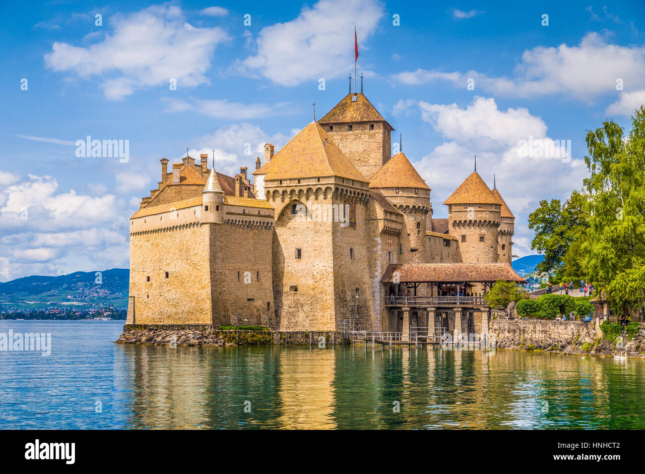 Visualizzazione classica del famoso castello di Chillon al bellissimo Lago di Ginevra, uno della Svizzera le maggiori attrazioni turistiche della città e castelli più visitati in Europa Foto Stock