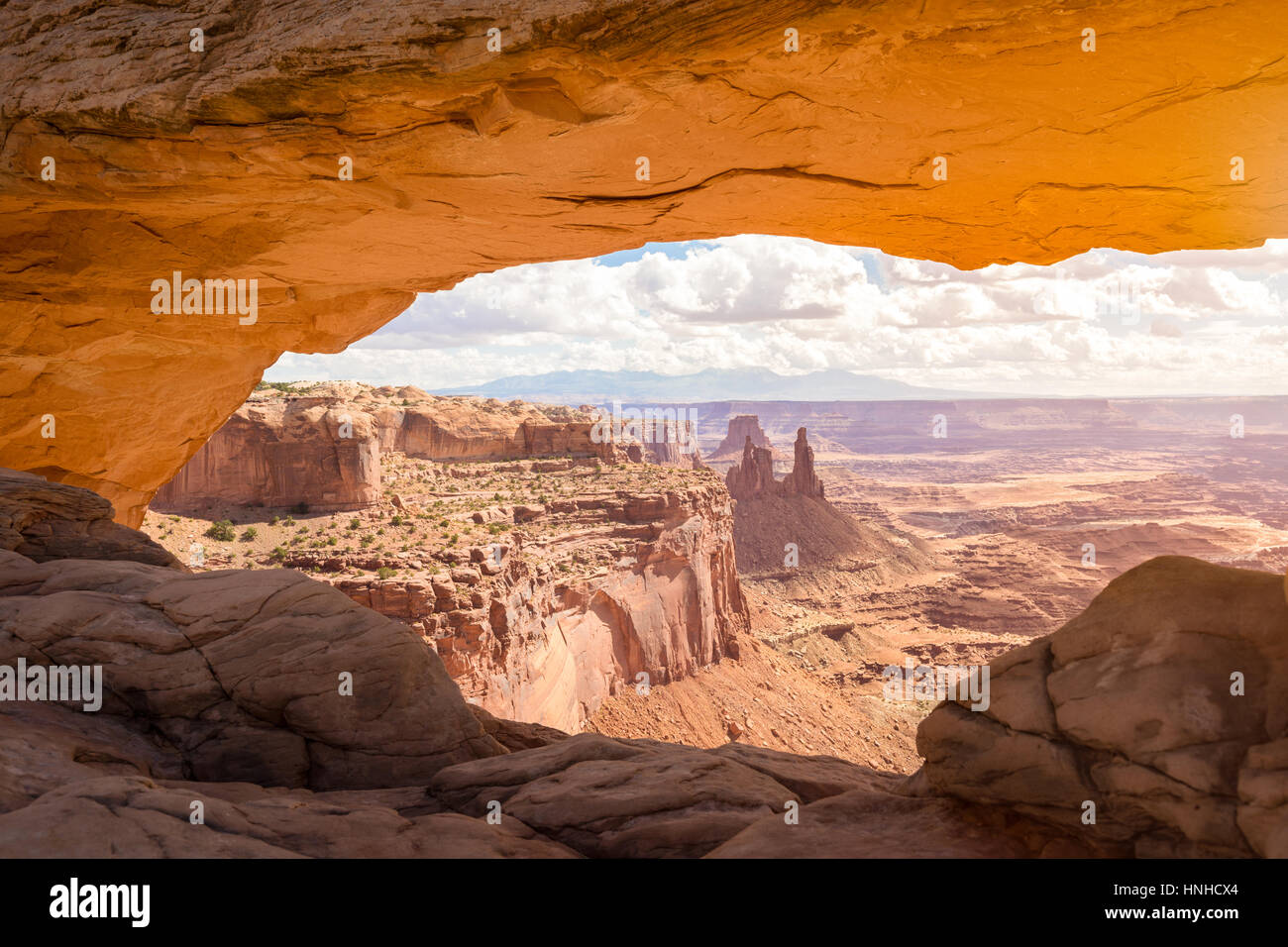 Visualizzazione classica del famoso Mesa Arch, simbolo del sud-ovest americano, in golden. La luce del mattino al sorgere del sole su una bella giornata, il Parco Nazionale di Canyonlands Foto Stock