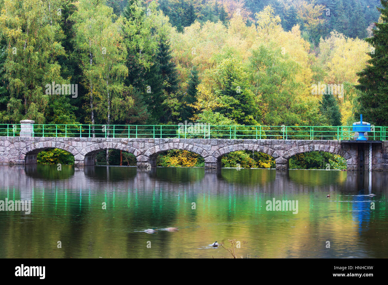 Lomnica Diga lago in autunno scenario dei monti Karkonosze, Karpacz, Polonia, Europa Foto Stock