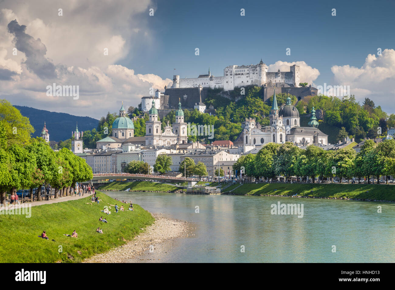 Visualizzazione classica del centro storico della città di Salisburgo con la famosa Festung Hohensalzburg riflettente nel bellissimo fiume Salzach in estate, Salisburgo, Austria Foto Stock