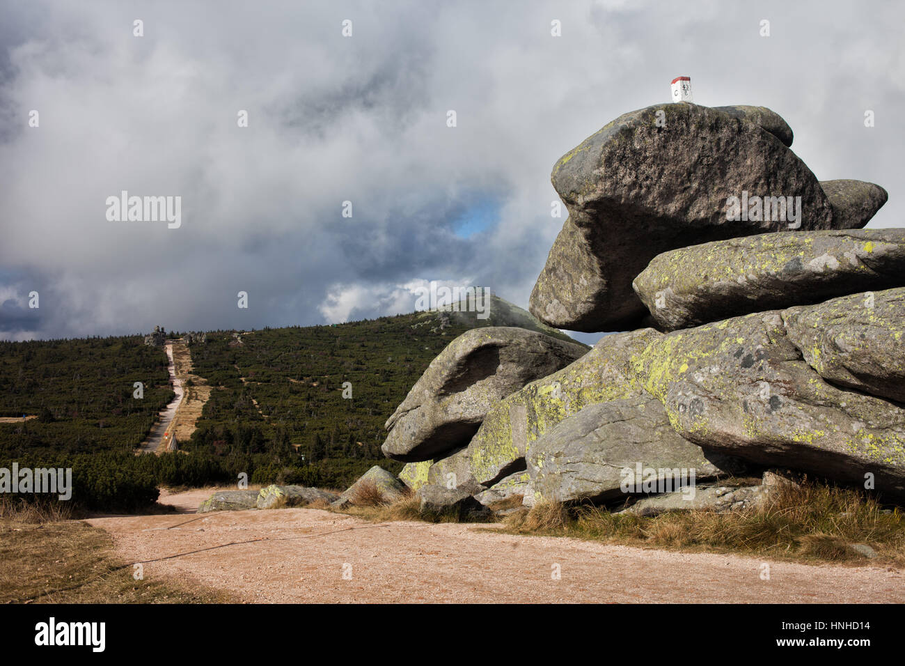 Tvaroznik rocce di granito in Krkonose - monti Karkonosze, Szrenica Mountain in background sulla Repubblica Ceca e Polonia confine. Foto Stock