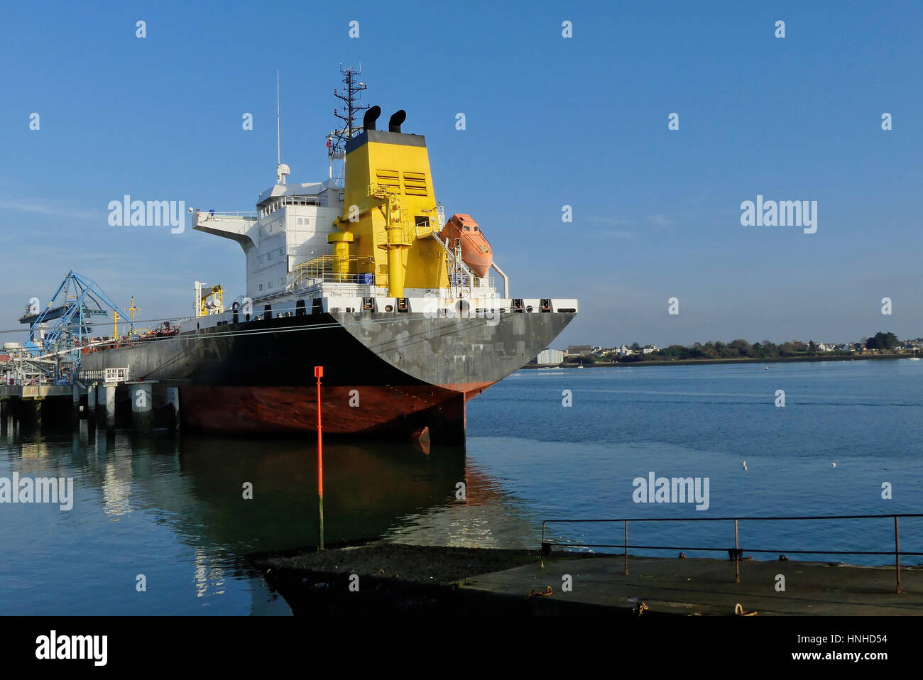 Prodotti Tanker in operazioni al terminale petrolifero di Lorient, Brittani, Francia Foto Stock