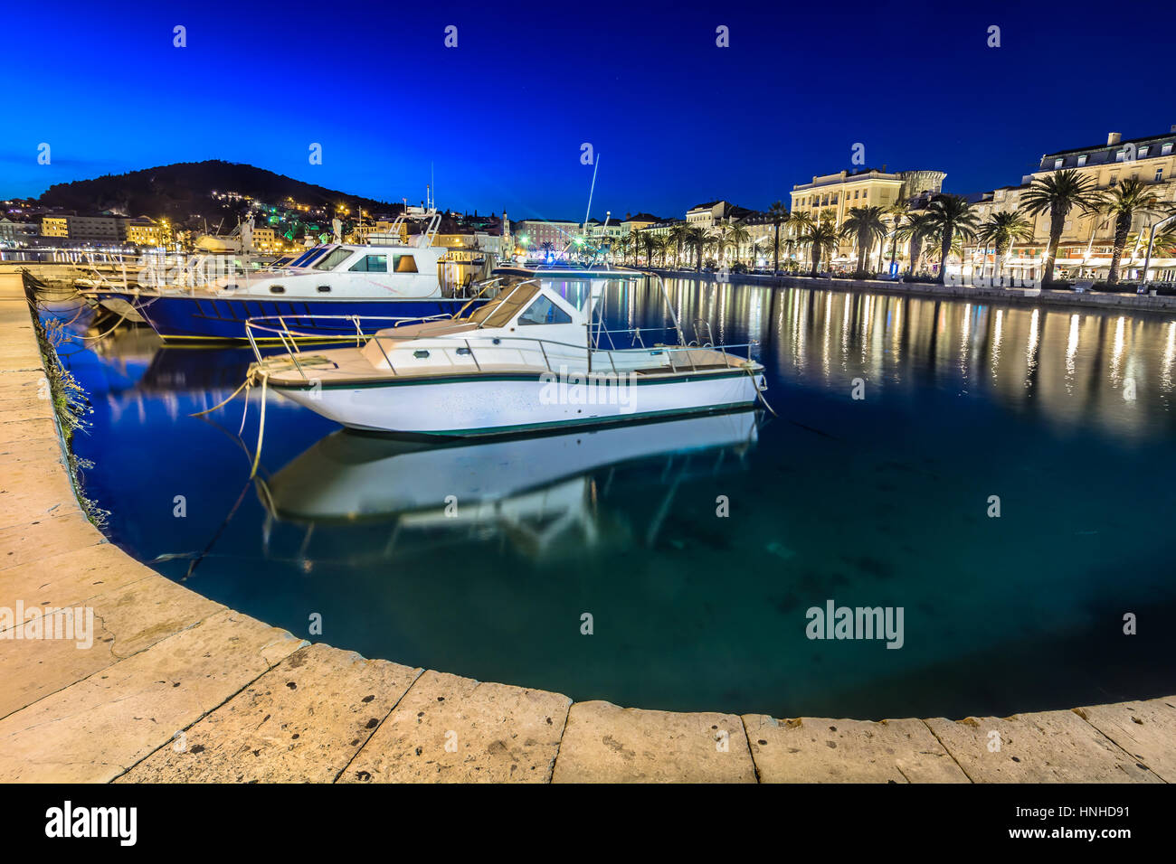 Vista notturna alla città costiera di Spalato, popolare destinazione turistica in estate, Croazia Europa. Foto Stock