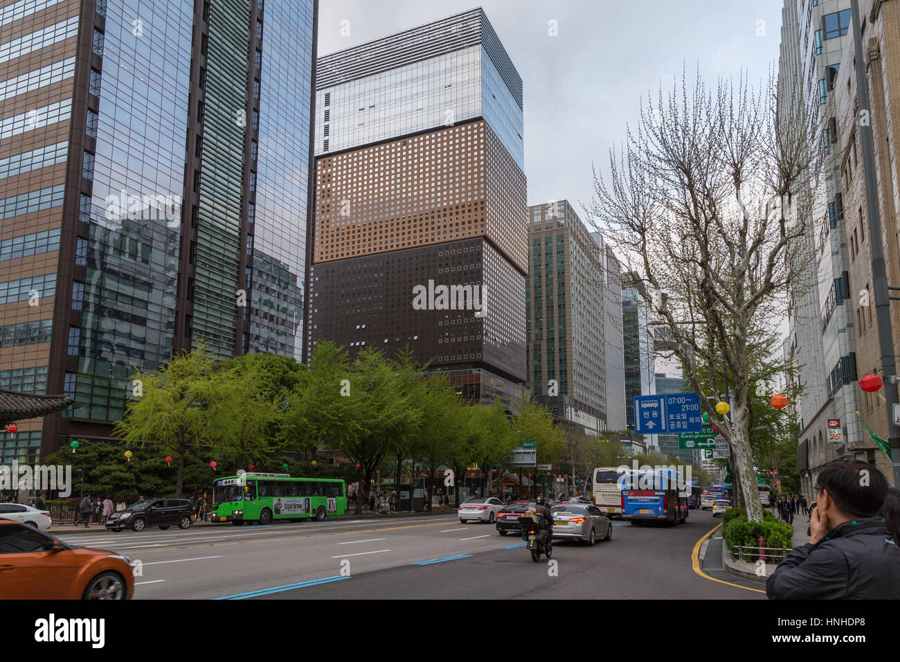 Moderni edifici per uffici e la luce del traffico di Jongno strada transitabile nel downtown di Seul, Corea del Sud. Foto Stock