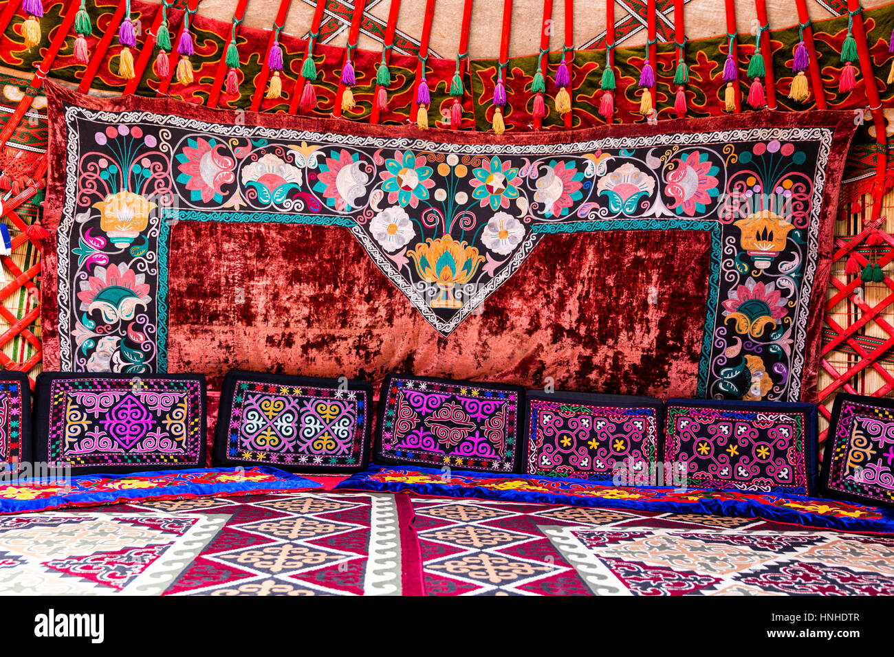 Tappeto tradizionale, rug e cuscino i dettagli di trattamento all'interno di una yurta nomade Foto Stock