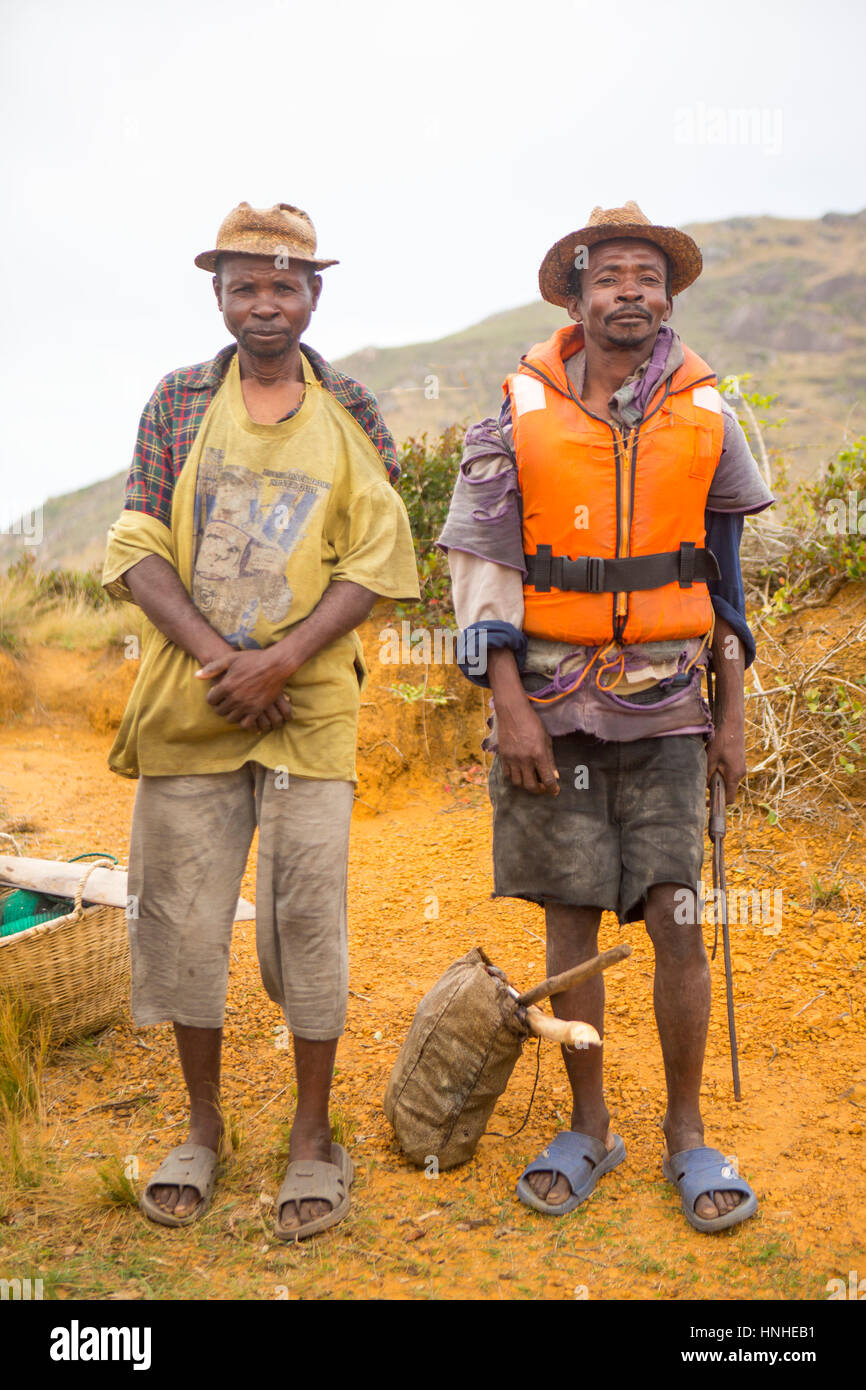 Ritratto di strada di pescatori malgasci che stanno tornando dalla loro catture di mattina al mare e di andare a vendere il pesce nelle zone rurali del pescatore comunitario Foto Stock