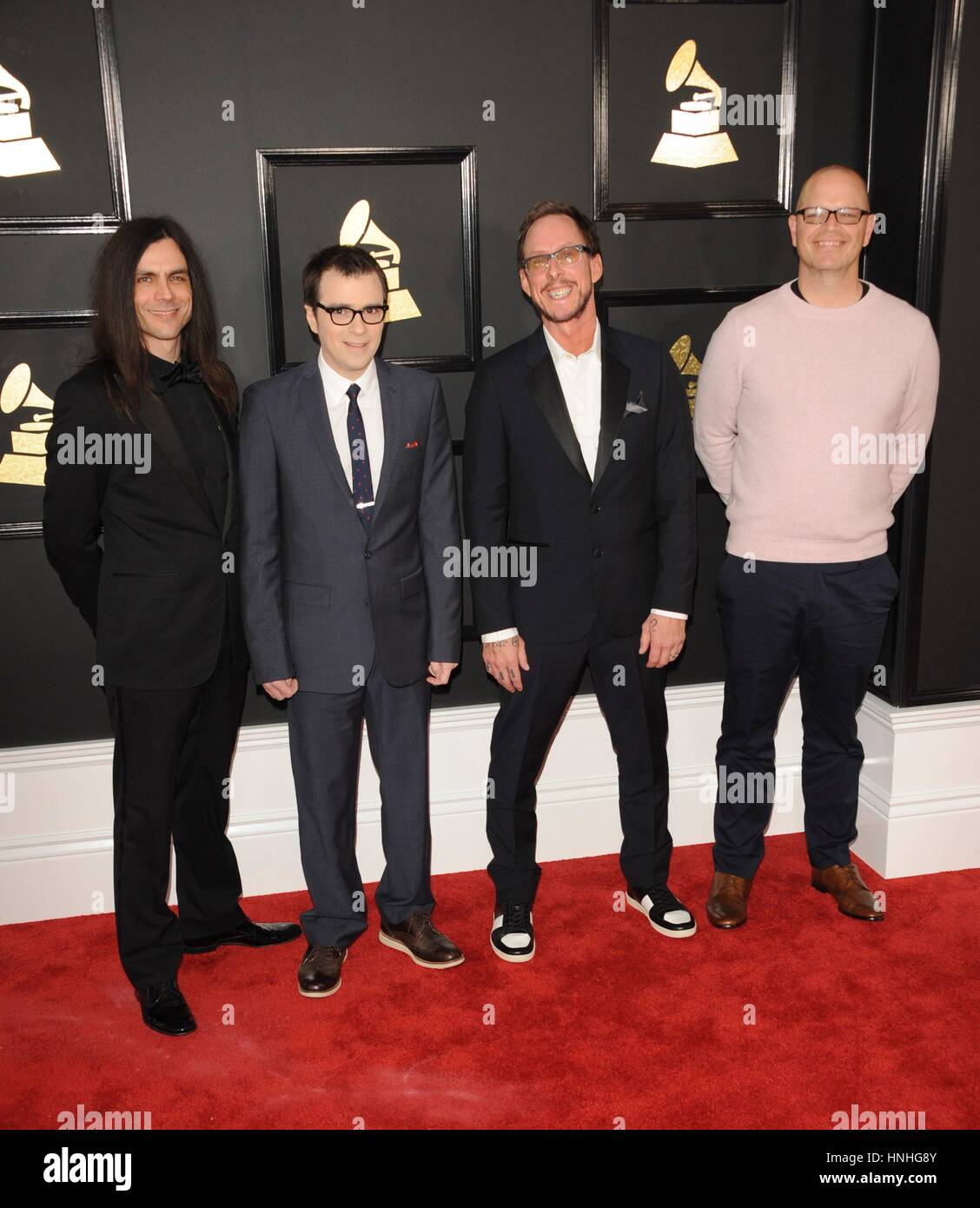 Los Angeles, CA, Stati Uniti d'America. 12 Feb, 2017. Weezer presso gli arrivi per 59th Annual Grammy Awards 2017 - Arrivi 2, STAPLES Center di Los Angeles, CA 12 febbraio 2017. Credito: Charlie Williams/Everett raccolta/Alamy Live News Foto Stock