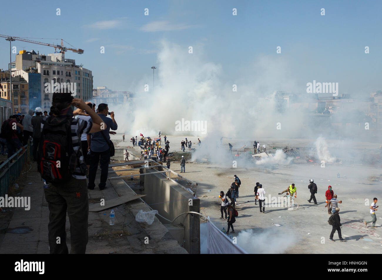 ISTANBUL - 10 Giugno 2013 : Le persone sono a Taksim Square per protestare contro la Taksim Gezi Park demolizione ad Istanbul in Turchia. La polizia è ancora una volta in Taksim con bombole di gas. Foto Stock