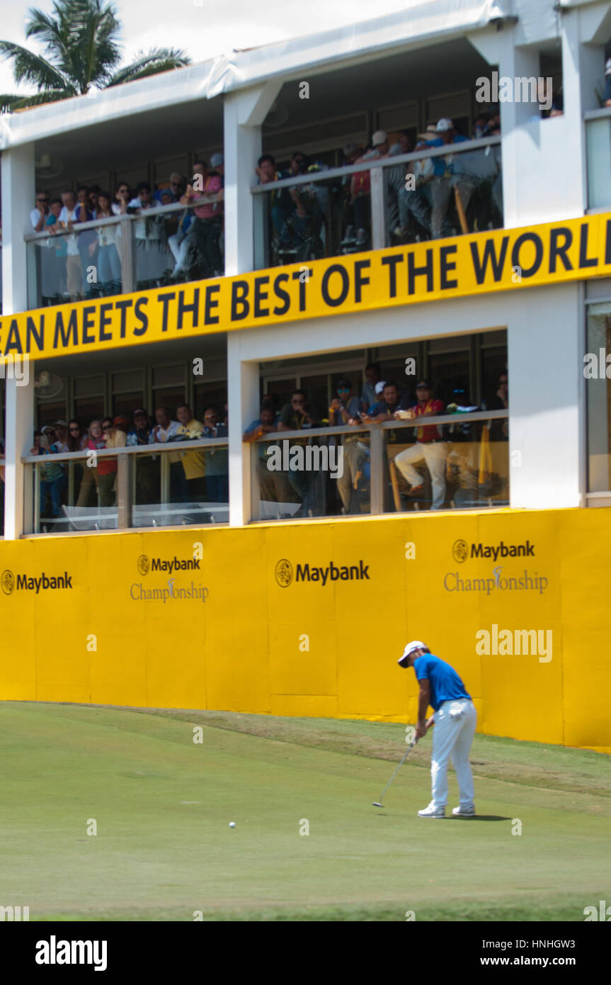 Kuala Lumpur, Malesia. 12 Feb, 2017 Maybank Golf Championship, Tour Europeo, Fabrizio Zanotti ha vinto il putt sul diciottesimo foro al campionato Maybank presso il Saujana Golf & Country Club, Kuala Lumpur, Malesia. Credito: Flashspix/Alamy Live News Foto Stock