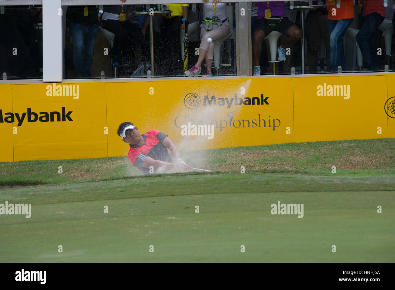 Kuala Lumpur, Malesia. 12 Feb, 2017 Maybank Golf Championship, Tour Europeo, Pittayarat chip di un bunker sul diciottesimo foro durante il round finale al campionato Maybank presso il Saujana Golf & Country Club, Kuala Lumpur, Malesia. Credito: Flashspix/Alamy Live News Foto Stock