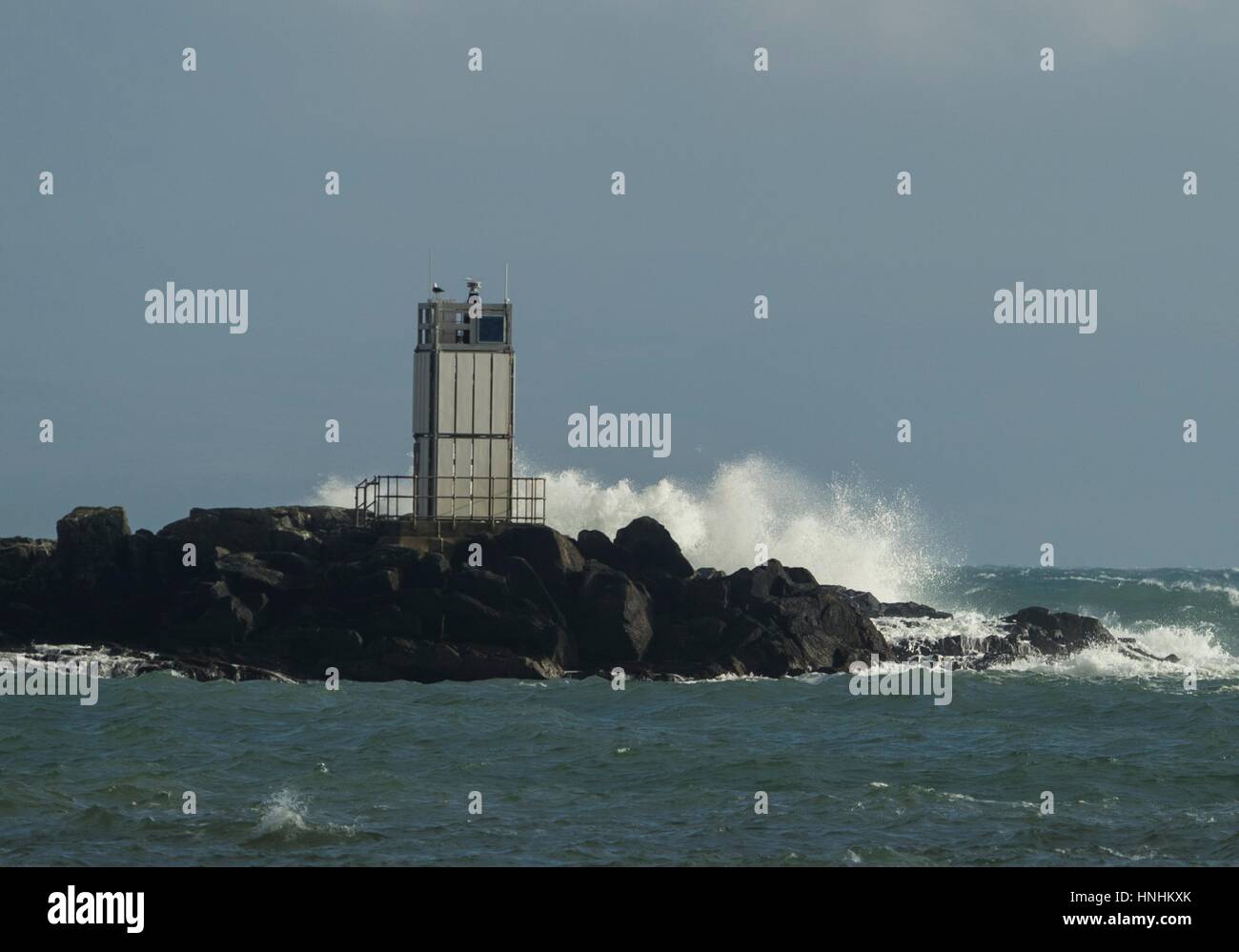 Edinburgh, Regno Unito. Xiii Febbraio, 2017. Venti forti ha colpito la costa ovest della Scozia. I traghetti tra le Ebridi meridionale e la terraferma scozzese sono state annullate come venti da est in eccesso di 40mph fare la traversata impossibile. Nella foto: il faro di Eilean nan Gabhar presso il porto in Craighouse, Jura è martoriata dalle onde. Credito: Richard Dyson/Alamy Live News Foto Stock