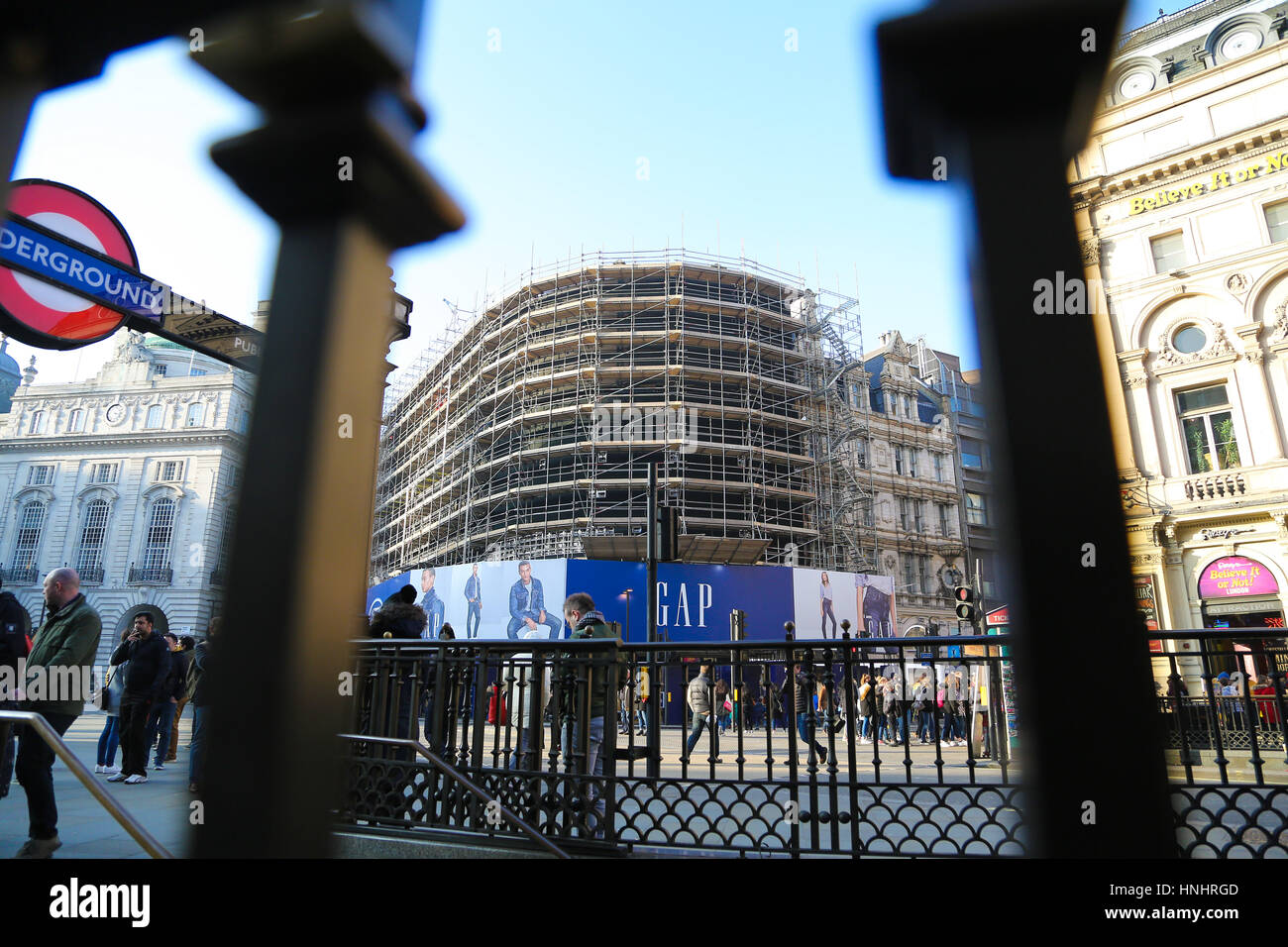 Piccadilly Circus, Londra, Regno Unito. Xiii Febbraio, 2017. La pubblicità tramite Affissioni a luci di Piccadilly Circus sono coperti da impalcature durante il loro rinnovo. Le luci erano spenti il mese scorso la prima volta dalla Seconda Guerra Mondiale. Le luci non sono mai andati, fatta eccezione per i tagli di potenza ed eventi speciali. Credito: Dinendra Haria/Alamy Live News Foto Stock