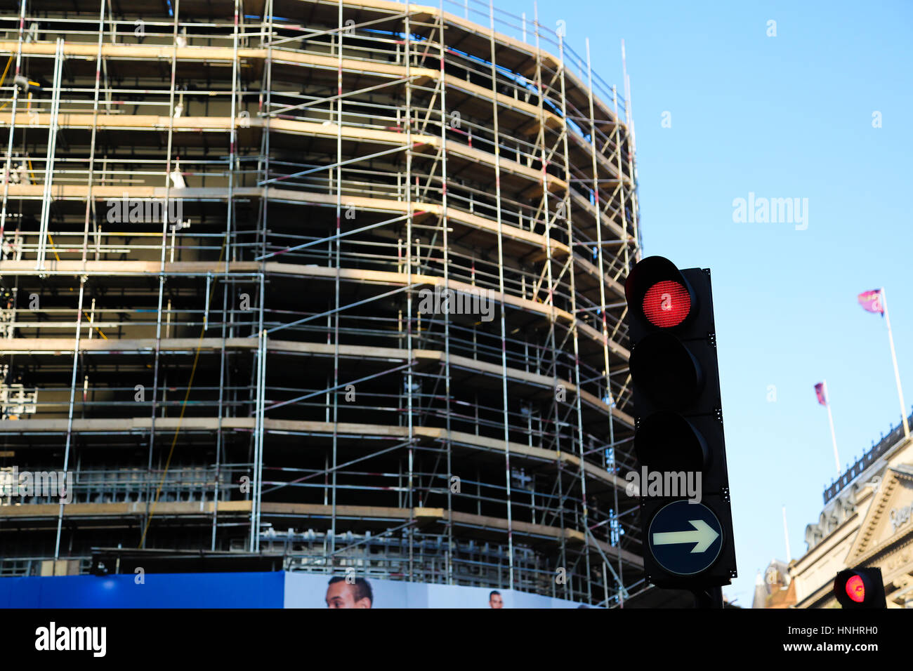 Piccadilly Circus, Londra, Regno Unito. Xiii Febbraio, 2017. La pubblicità tramite Affissioni a luci di Piccadilly Circus sono coperti da impalcature durante il loro rinnovo. Le luci erano spenti il mese scorso la prima volta dalla Seconda Guerra Mondiale. Le luci non sono mai andati, fatta eccezione per i tagli di potenza ed eventi speciali. Credito: Dinendra Haria/Alamy Live News Foto Stock