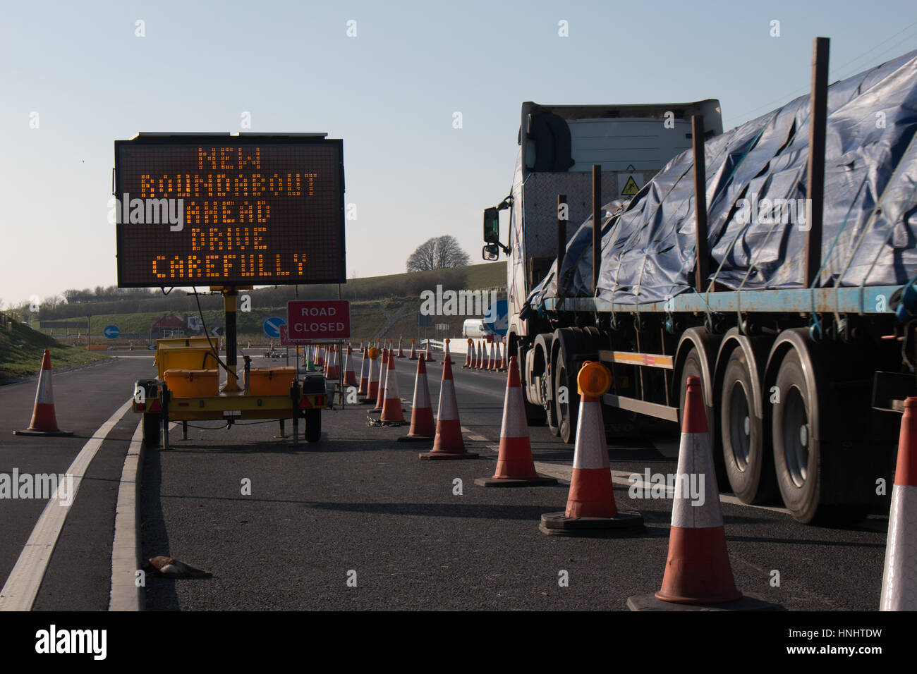 Bay Gateway, Halton, Lancashire, Regno Unito. Xiii Febbraio, 2017. Il Gateway della baia che è impostata per essere "formalmente" aperto da Princes Alexandra il 2 marzo è stato aperto al traffico lo scorso ottobre e ha conosciuto una serie di incidenti stradali entro le prime settimane costretto Lancashire County Council di imporre limiti di velocità e delle misure di sicurezza mentre hanno condotto una inchiesta di sicurezza dopo un certo numero di mezzi pesanti che finiscono in esecuzione oltre la rotonda. Credito: David Billinge/Alamy Live News Foto Stock