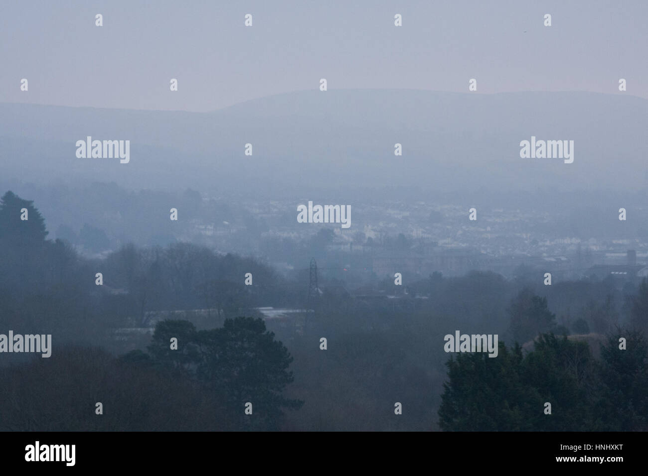 Cefn Coed, Merthyr Tydfil, South Wales, Regno Unito. Il 14 febbraio 2017. Regno Unito: meteo una nebbia fredda e inizio di mattina di oggi. Credito: Andrew Bartlett/Alamy Live News Foto Stock