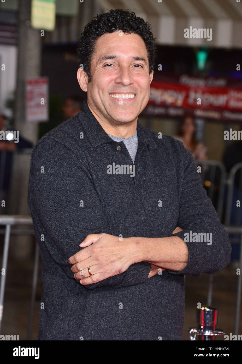 Los Angeles, Stati Uniti d'America. Il 13 febbraio 2017. Oscar Nunez 012 arrivando a pugni Premiere al Westwood Village Theatre di Los Angeles. Febbraio 13, 2017. Credito: Tsuni / USA/Alamy Live News Foto Stock