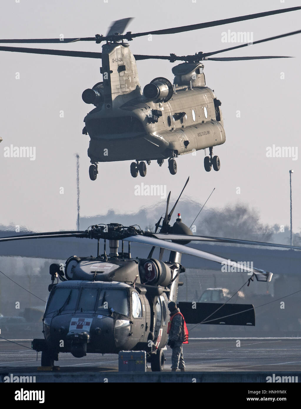 Bremerhaven, Germania. Xiv Feb, 2017. Un "noi" Chinook elicottero prende il largo per il funzionamento "Atlantic risolvere" da un molo del porto con noi "Black Hawk' elicottero in primo piano in Bremerhaven, Germania, 14 febbraio 2017. La US Army elicotteri sono state scaricate in Bremerhaven il 11 febbraio 2017. Il mid-size elicotteri di trasporto sono tra le attrezzature militari che è quello di contribuire a rafforzare la NATO il fianco est durante il funzionamento. La prima destinazione è la MFG3 marine airbase in Nordholz per il rifornimento di carburante. Foto: Ingo Wagner/dpa/Alamy Live News Foto Stock