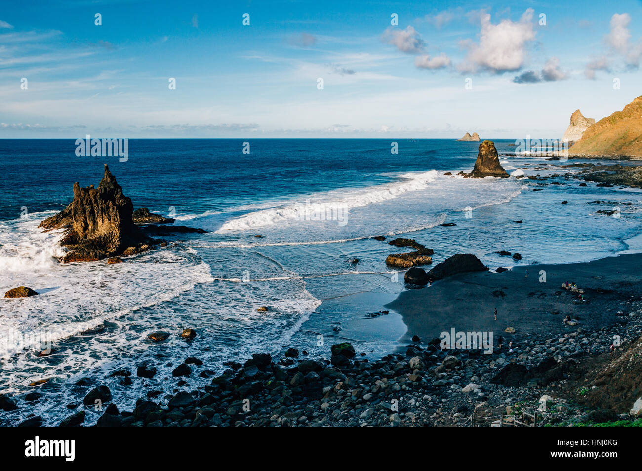 Si affacciano sulla pittoresca spiaggia Benijo o Playa de Benijo, isola di Tenerife, Spagna Foto Stock