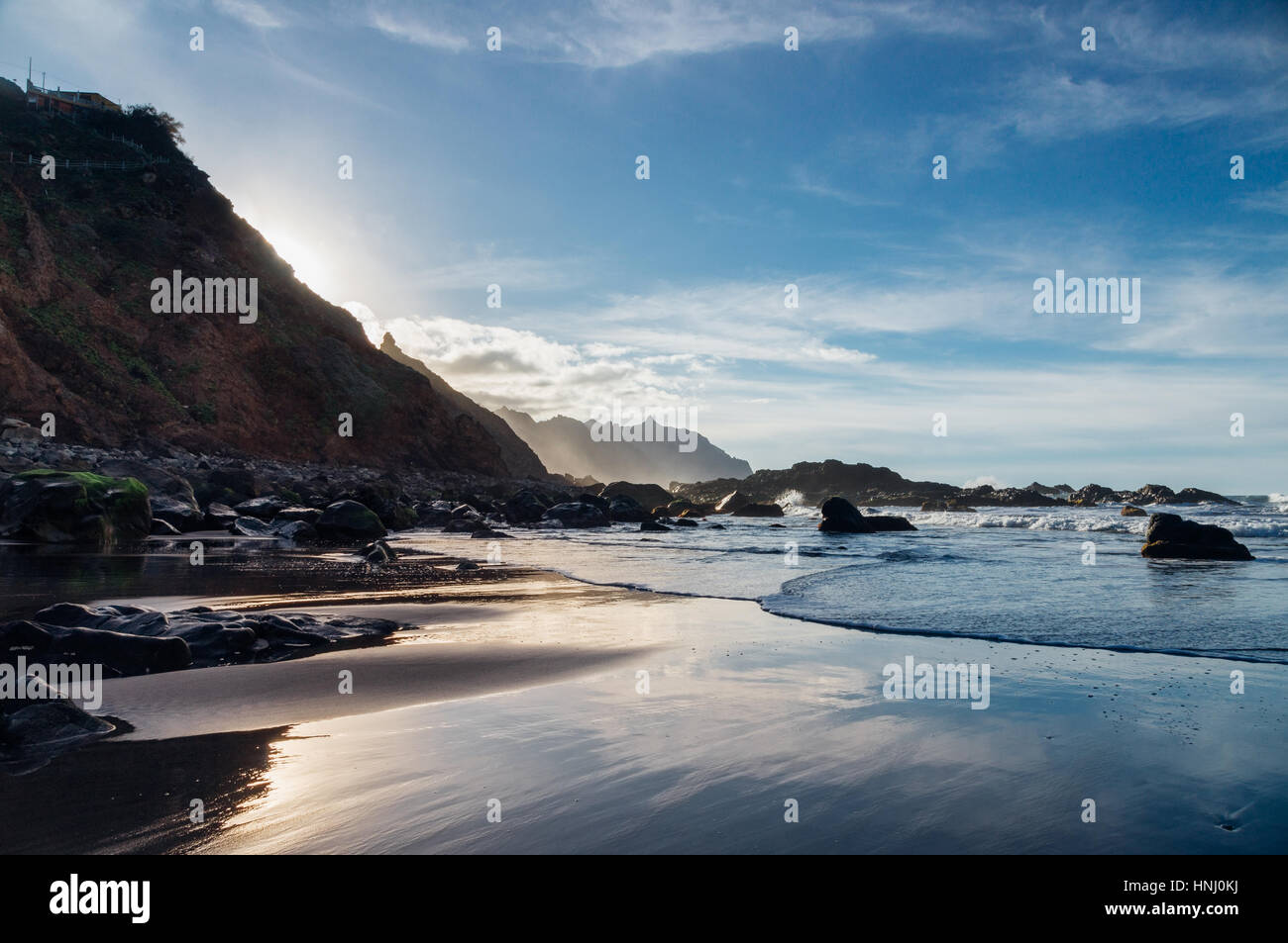 Spiaggia Benijo o Playa de Benijo contro golden ora la luce solare, isola di Tenerife, Spagna Foto Stock