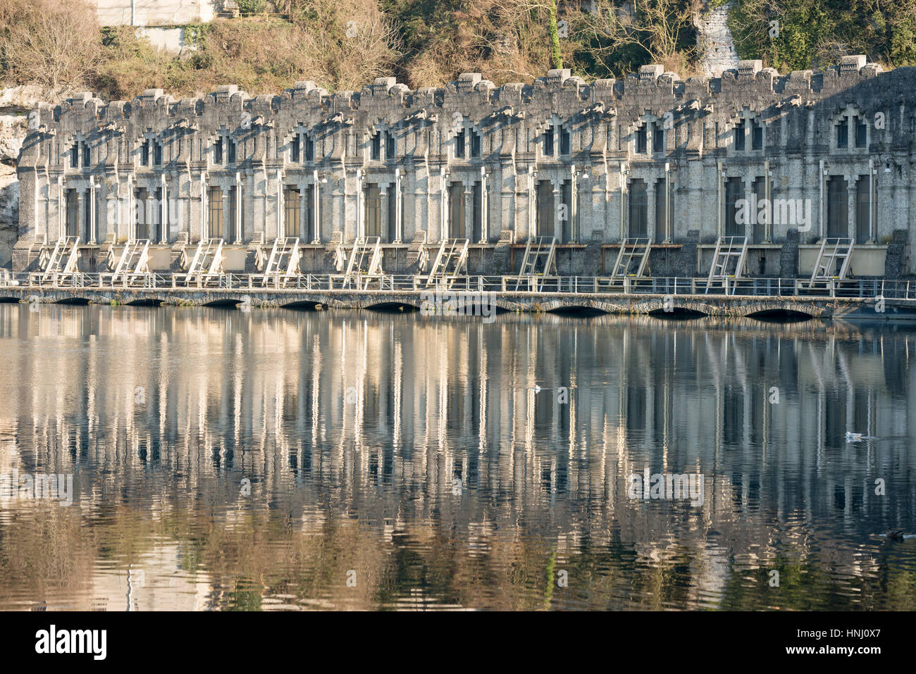Storica casa di potenza a Trezzo oltre il fiume Adda, Italia Foto Stock