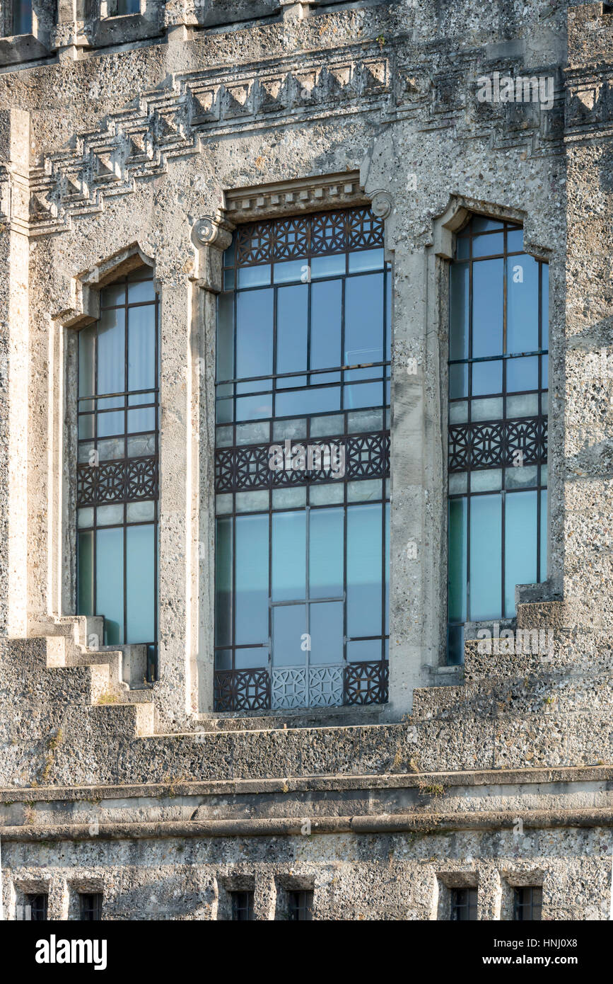 Grande e decorata finestra in corrispondenza della storica casa di potenza a Trezzo oltre il fiume Adda, Italia Foto Stock