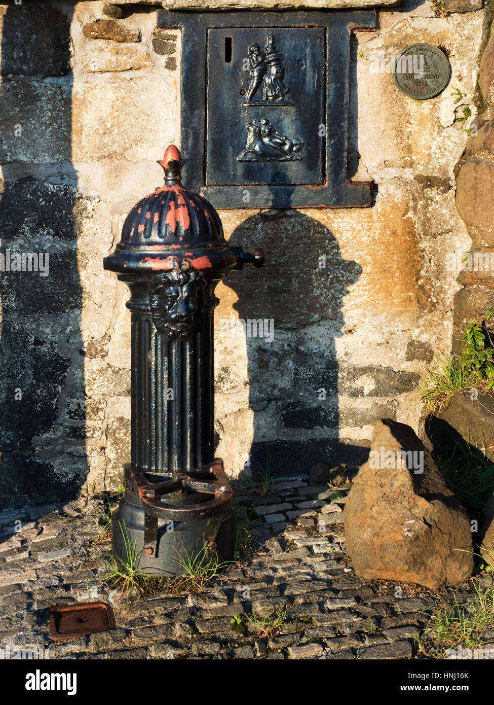 Lions Head pompa dell'acqua ben vecchio sul Brae AT North Queensferry Fife Scozia Foto Stock