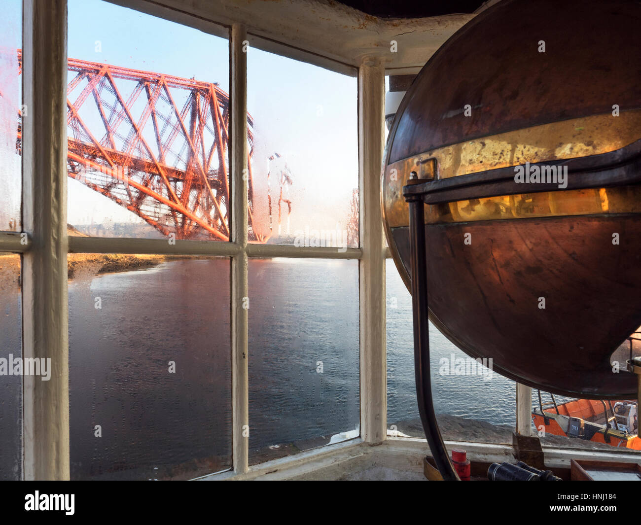 Forth Bridge dal Porto Torre Faro i mondi più piccolo faro di lavoro North Queensferry Fife Scozia Scotland Foto Stock