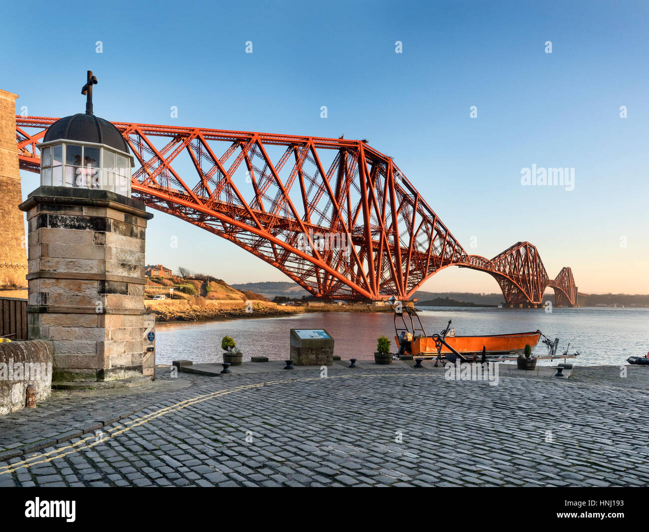 Forth Bridge dal Porto Torre Faro i mondi più piccolo faro di lavoro North Queensferry Fife Scozia Scotland Foto Stock