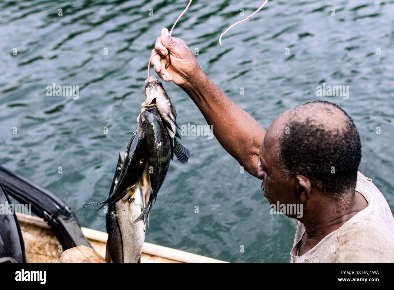 Pescatore lancia mostra la sua cattura. Foto Stock