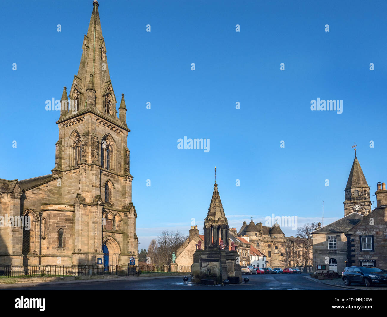 High Street con Chiesa Parrocchiale Croce di mercato e Palazzo di Falkland Fife Scozia Scotland Foto Stock