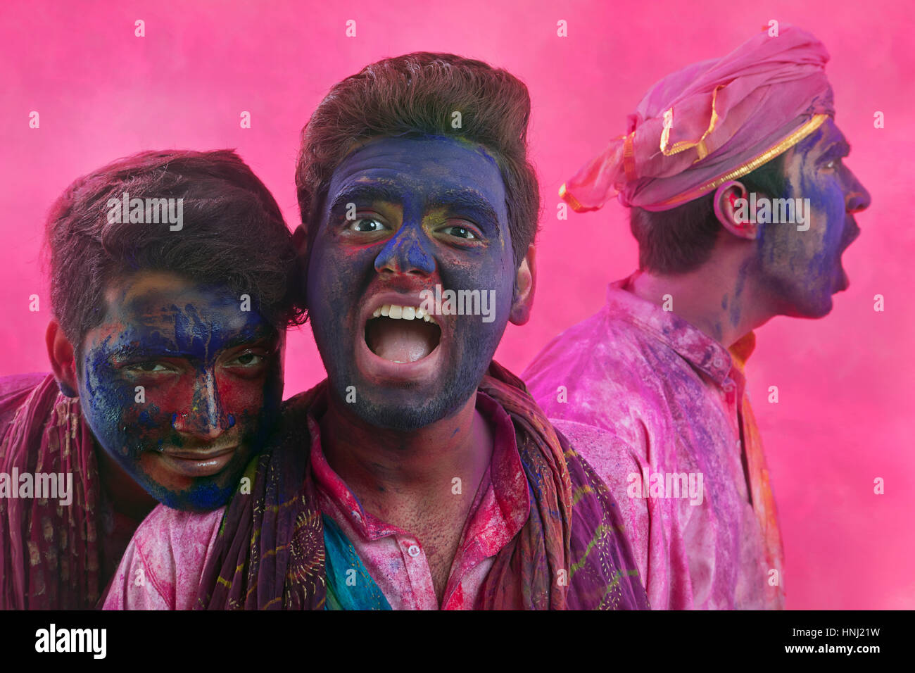 Ritratto di uomini indiano giocando holi Foto Stock