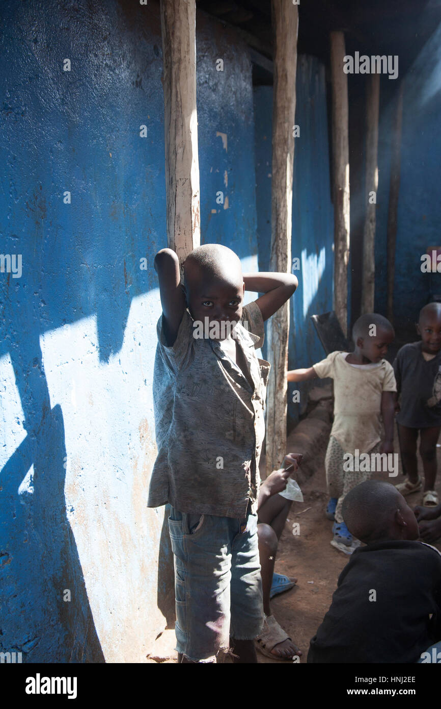 I bambini in orfanotrofio, kibera baraccopoli, Nairobi, Kenya, Africa orientale Foto Stock