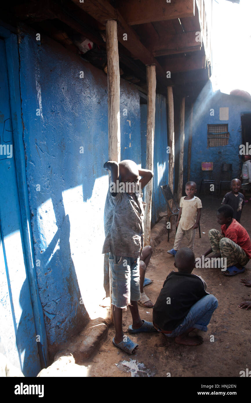 I bambini in orfanotrofio, kibera baraccopoli, Nairobi, Kenya, Africa orientale Foto Stock