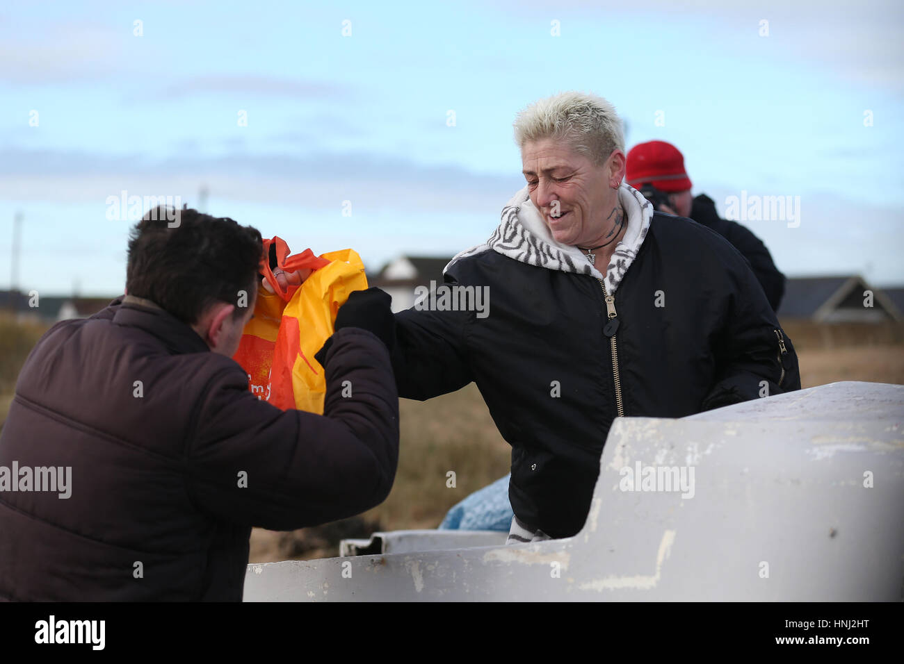 Salvataggio e i servizi di emergenza in Jaywick, Essex facendo i preparativi e l'evacuazione di persone per la prevista alta marea. Nella foto è raffigurato il servizio locale di barca proprietari Sarah & Tony che sono rimasti con la loro barca come l'ancoraggio è stato rubato e non vogliono che la barca lavato fuori in mare. Anche nella foto è la forte presenza di media tra cui un elicottero della TV. Dotato di: visualizzare, atmosfera dove: Jaywick, Regno Unito quando: 13 Gen 2017 Credit: WENN.com Foto Stock