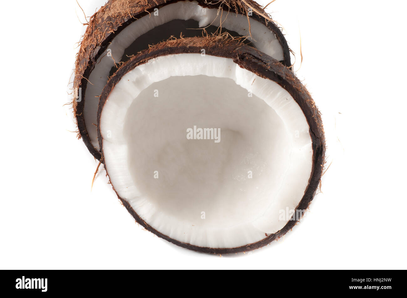 Il cocco rotto in metà su sfondo bianco Foto Stock