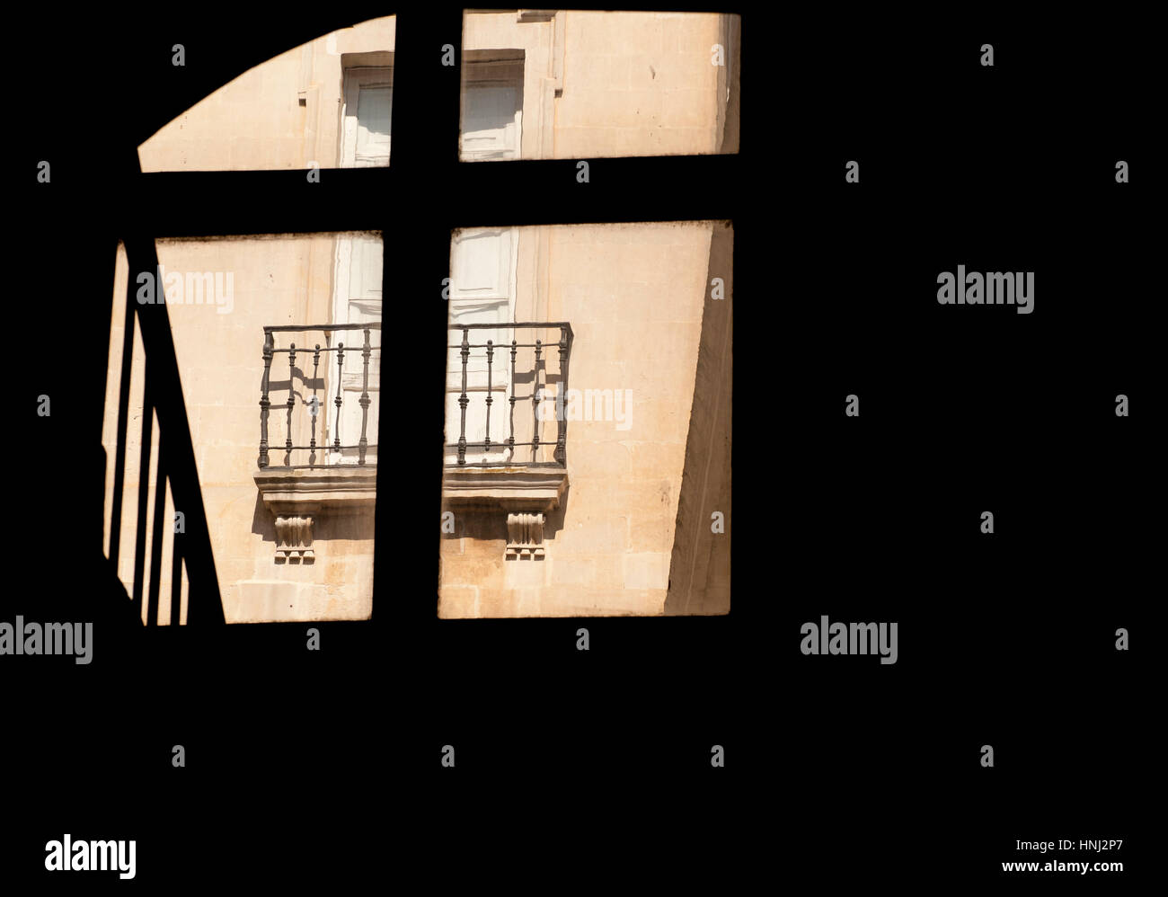 Giochi di luce e ombra e la silhouette di un cortile guardando una finestra Foto Stock