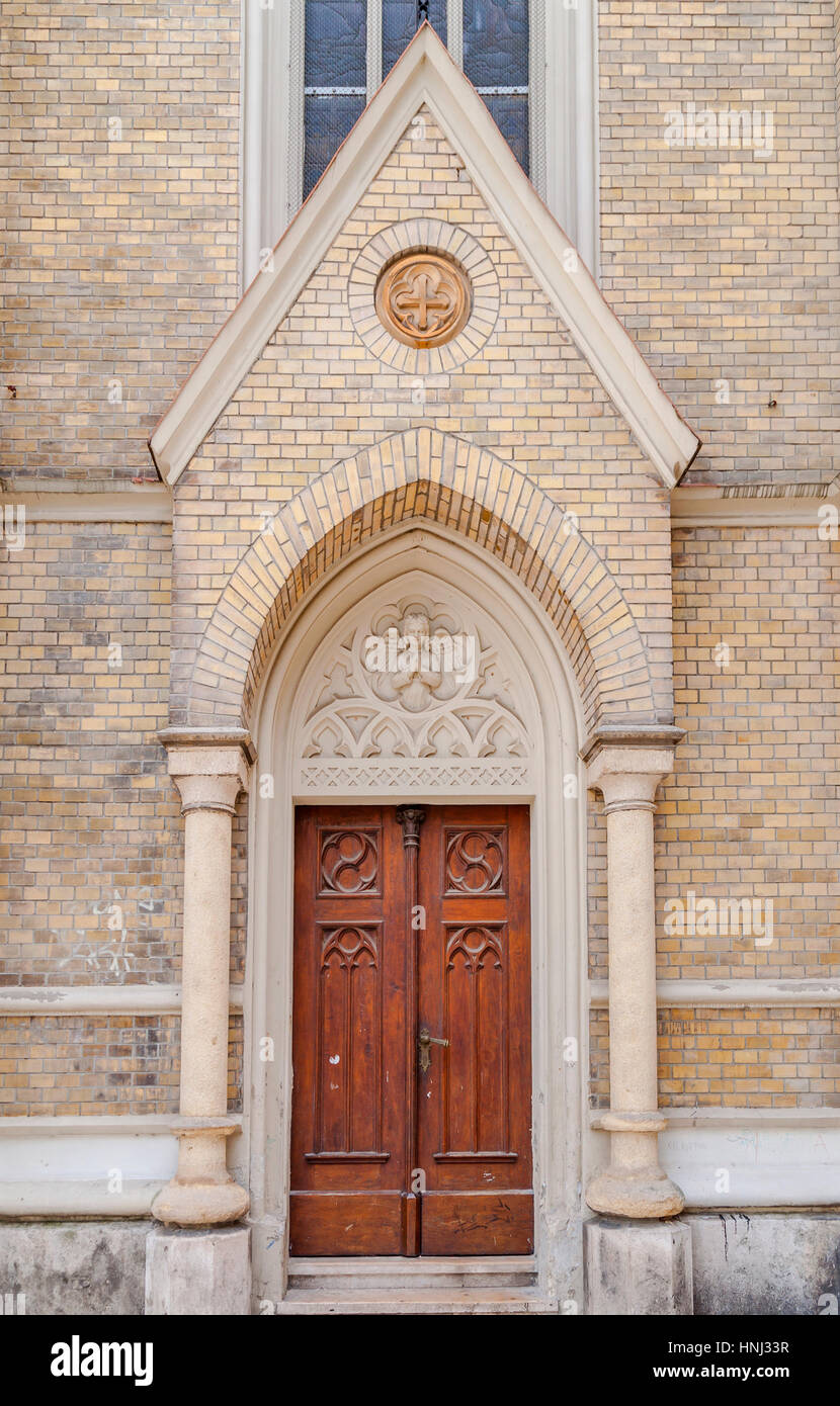 Rosso porta in legno della chiesa di catolic Foto Stock