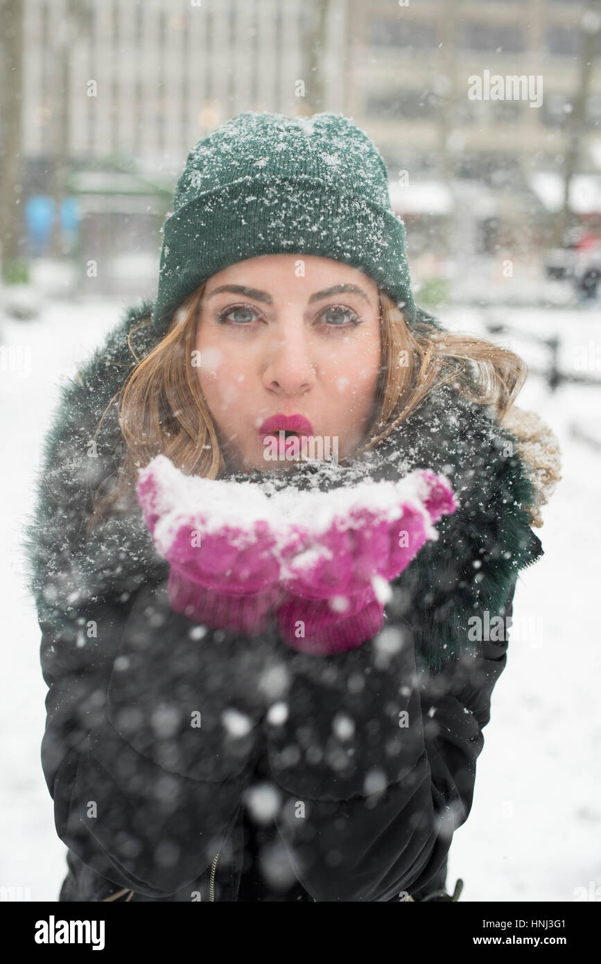 Ritratto di donna lavori di soffiaggio della neve Foto Stock