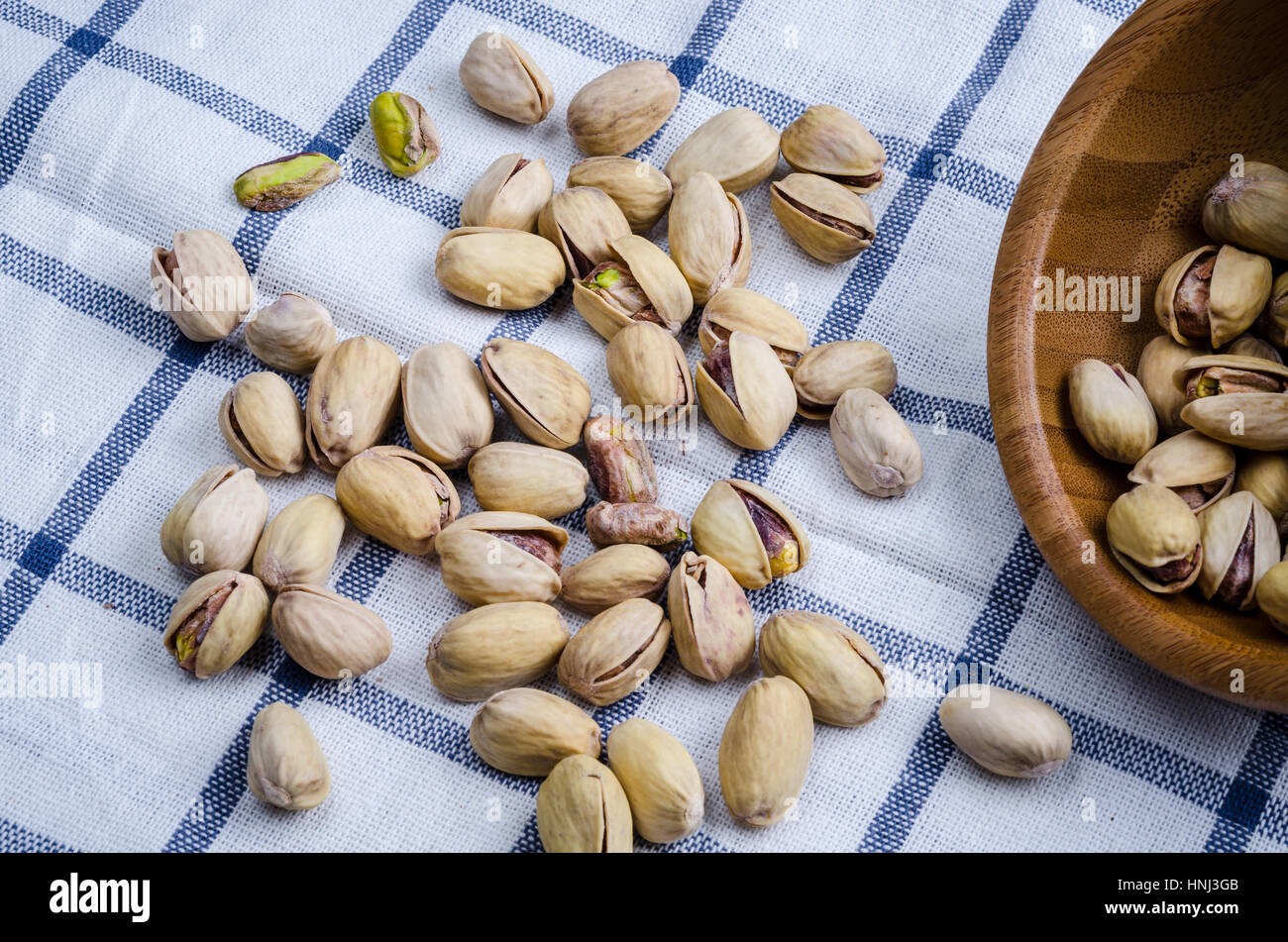 Tostati e salati pistacchi sul panno della tabella Foto Stock