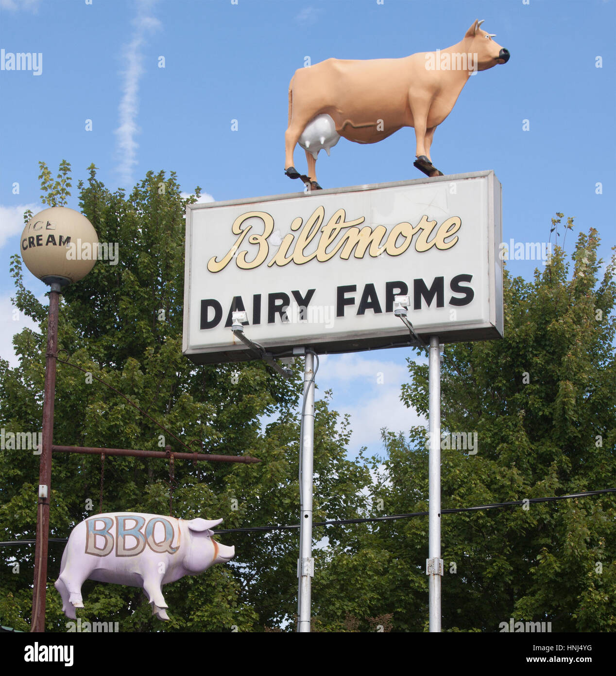 Harry's Grill & Piggy's Ice a Hendersonville, North Carolina, è un bizzarro ristorante sulla strada pieno di insegne vintage, statue e nostalgico fascino americano. Foto Stock